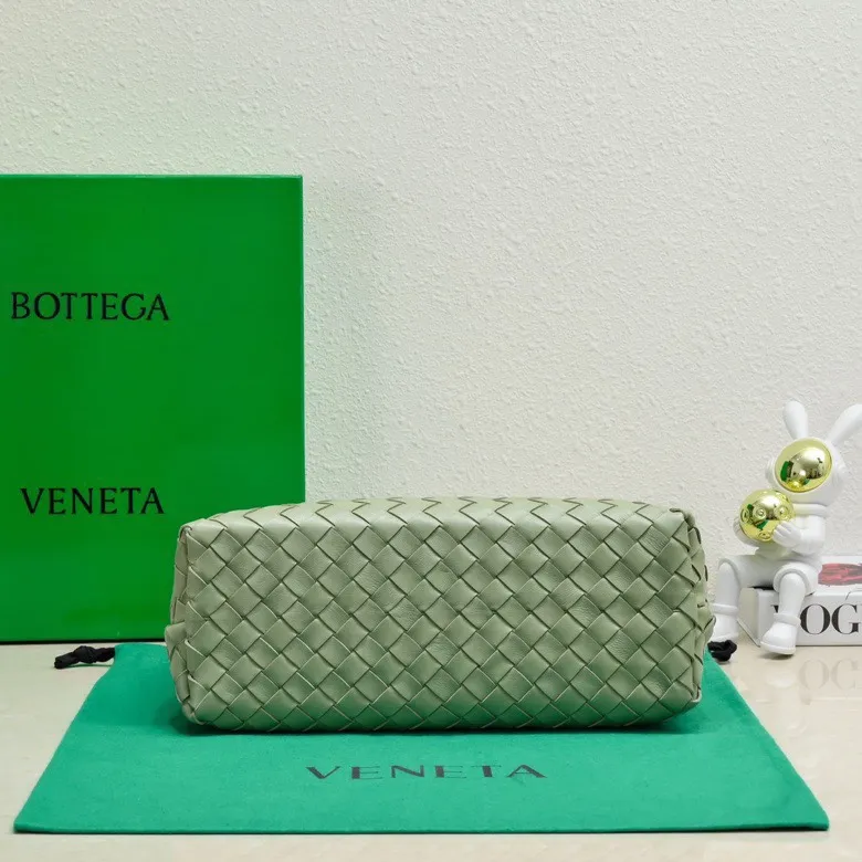 The 2023 new Andiamo batch of 2260 BV has been shipped‼ ️Really popular🔥The new Andiamo woven handbag launched by Bottega Veneta this season is really popular all over the world! ! Celebrities at home and abroad have worn it, and Oscar-winning actress Michelle Yeoh has taken it out on the street. Song Jia, Trai Yara, Yu Feihong, Sanji Ayaka, Rosie Hunting-Whiteley, Yoshioka Riho, etc. have all picked up this bag. It is classic and versatile, showing off its temperament, and the bag capacity is also large, which is very convenient for daily commuting! ! A variety of carrying methods, the shoulder straps can be adjusted by yourself, the original lambskin feels soft and delicate, and the unisex style breaks gender boundaries and brings a more practical and longer-lasting use experience. Andiamo, which has both elegant and casual styles, perfectly interprets the true appearance of "fashionable old money style". Style number: 8463 Size: 32*24*12